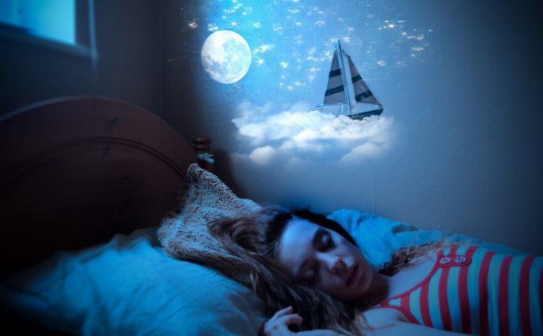 Девушка спит и видит сон.