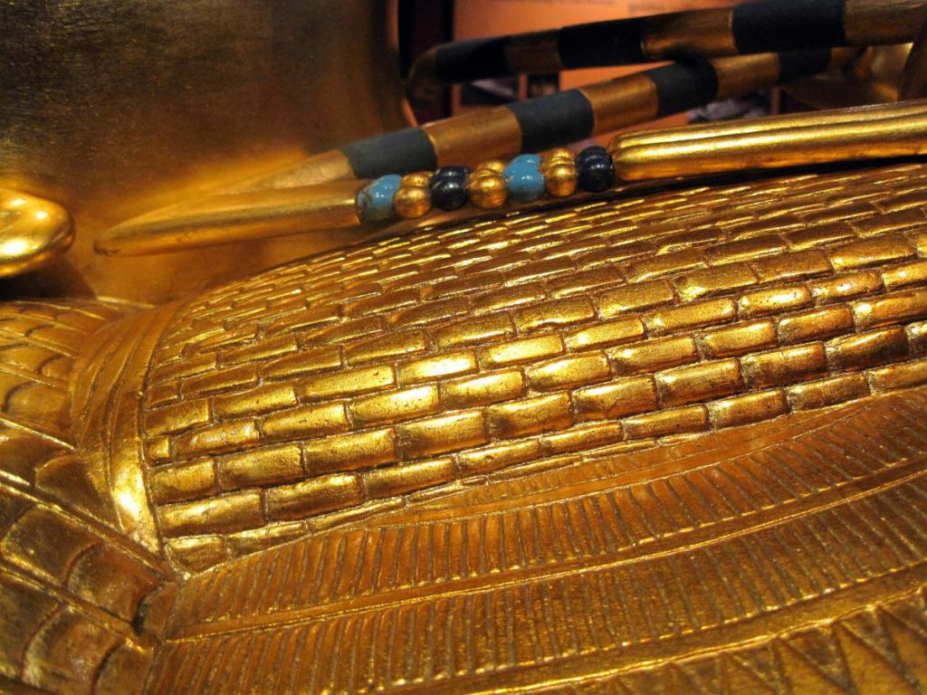 Золотой египетский саркофаг.