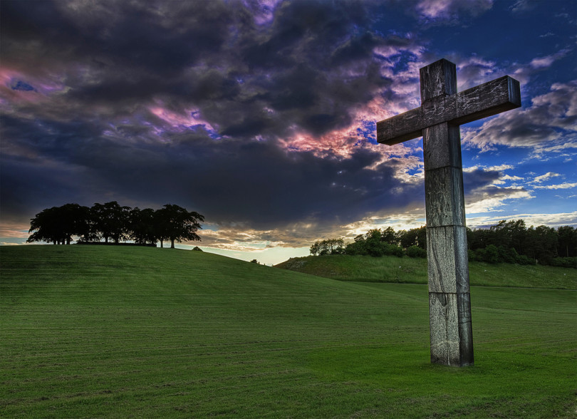 Деревянный крест на холме