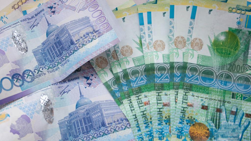 Казахские бумажные деньги.
