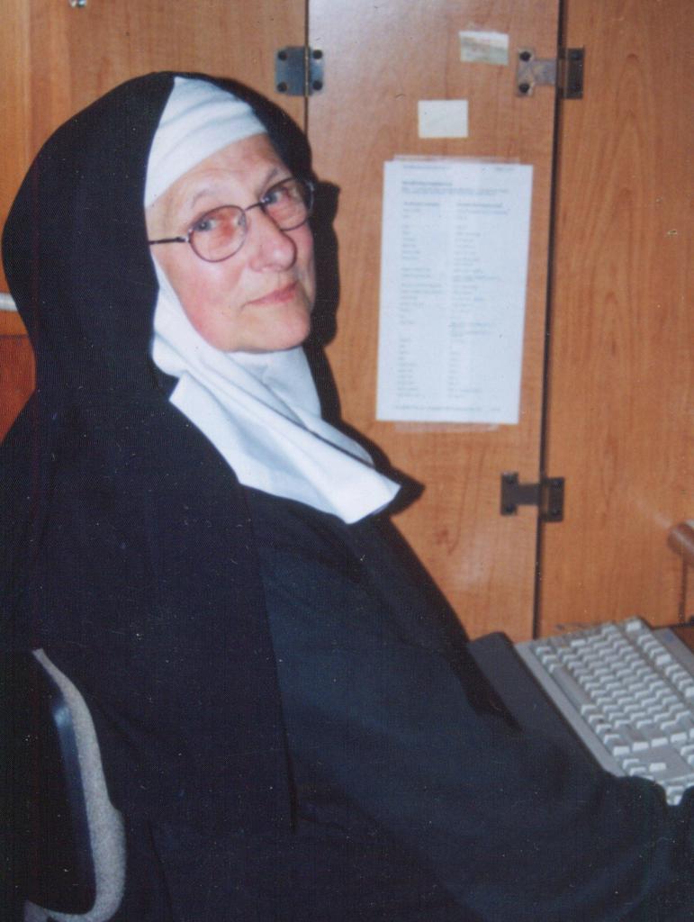 монахиня сидит