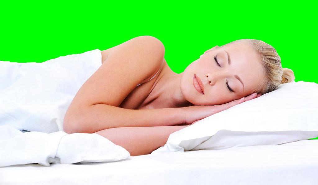Девушка спит на зеленом фоне.