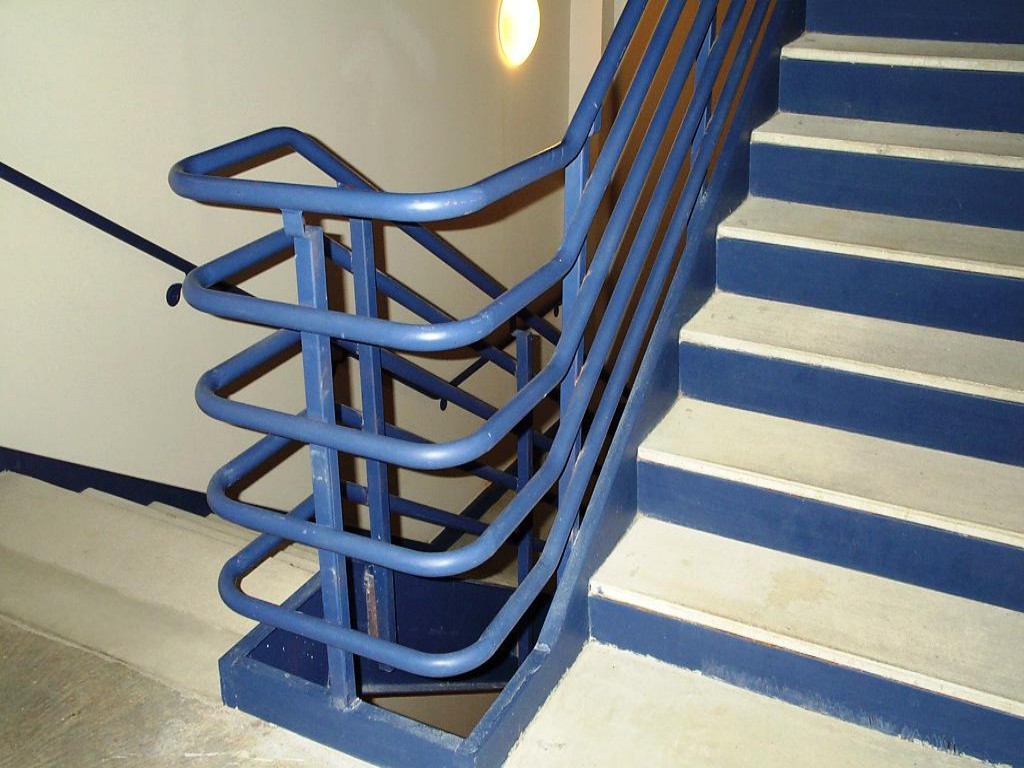 Железная лестница в общественном месте.