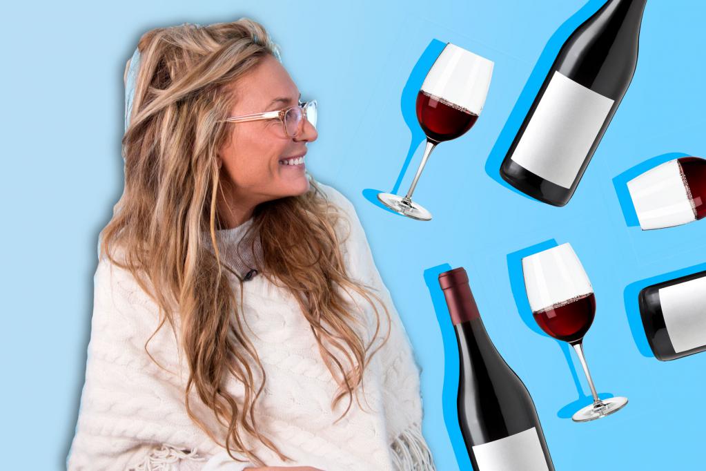 женщина смотрит на бутылки с вином и фужеры