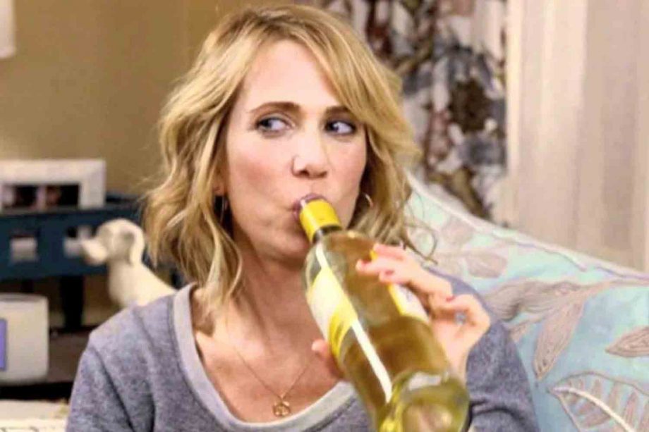 женщина пьет вино из бутылки