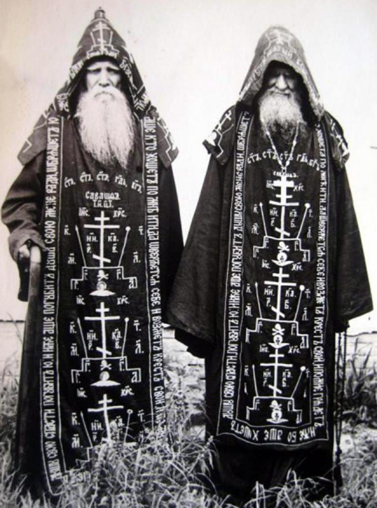 Монахи в одеждах с колпаками