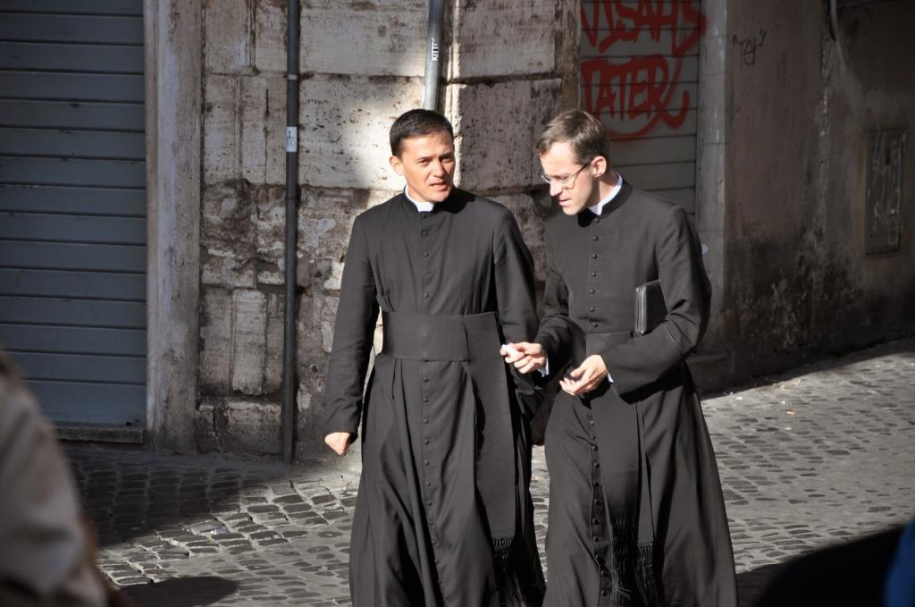 Католические священники на улице