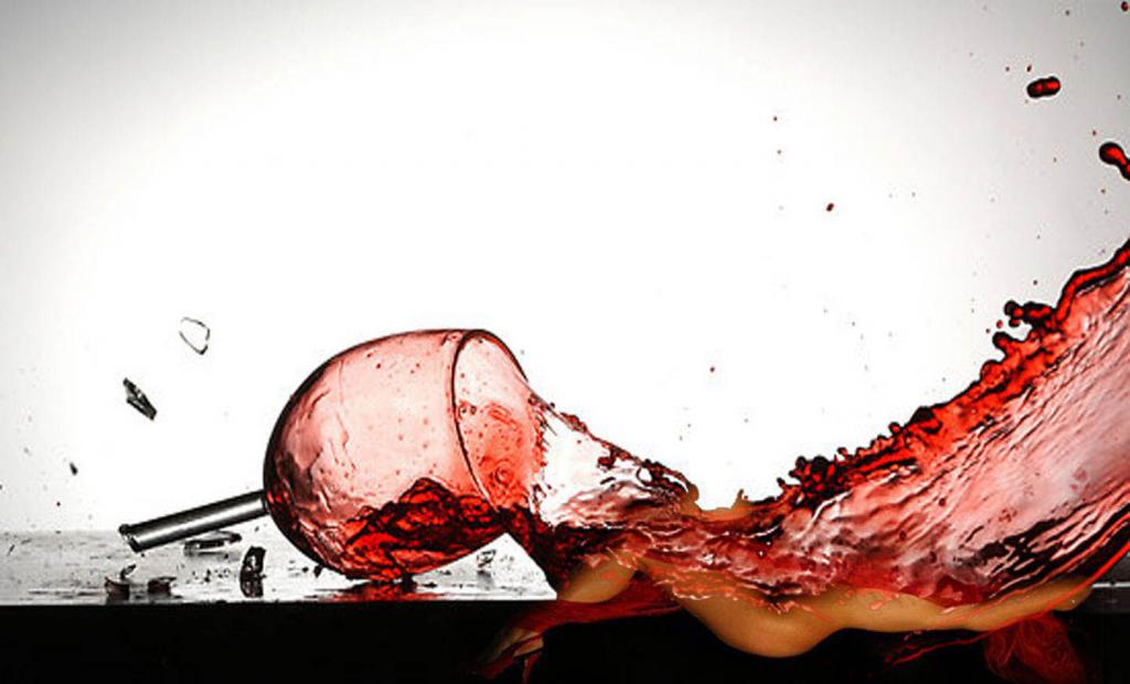 разбитый бокал с вином