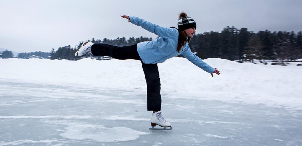 скользить по льду на коньках