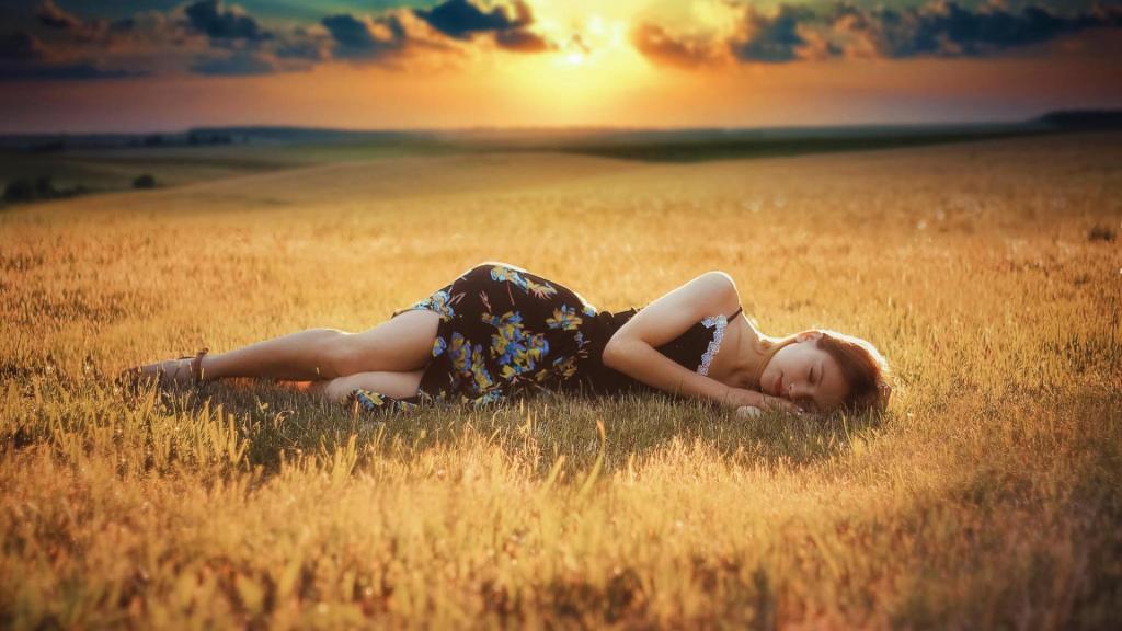 Девушка спит в поле.