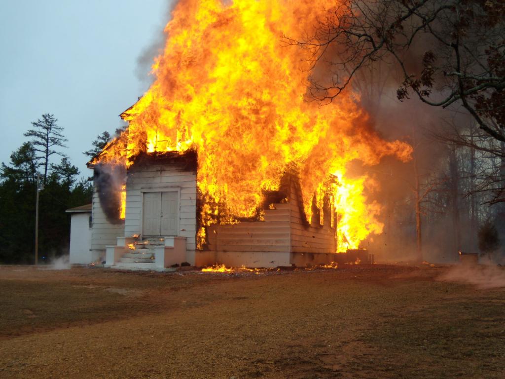 Сгорающая деревянная церковь