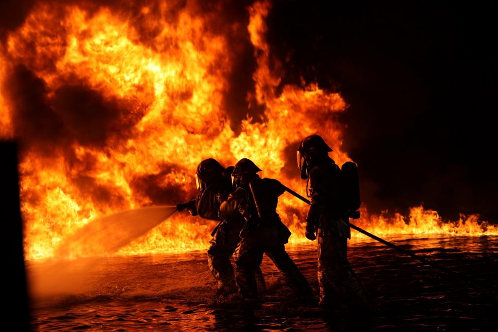 Пожарные спасают от катастрофы