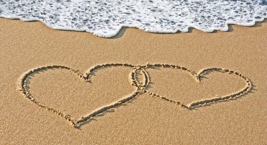 нарисованные на песке сердца