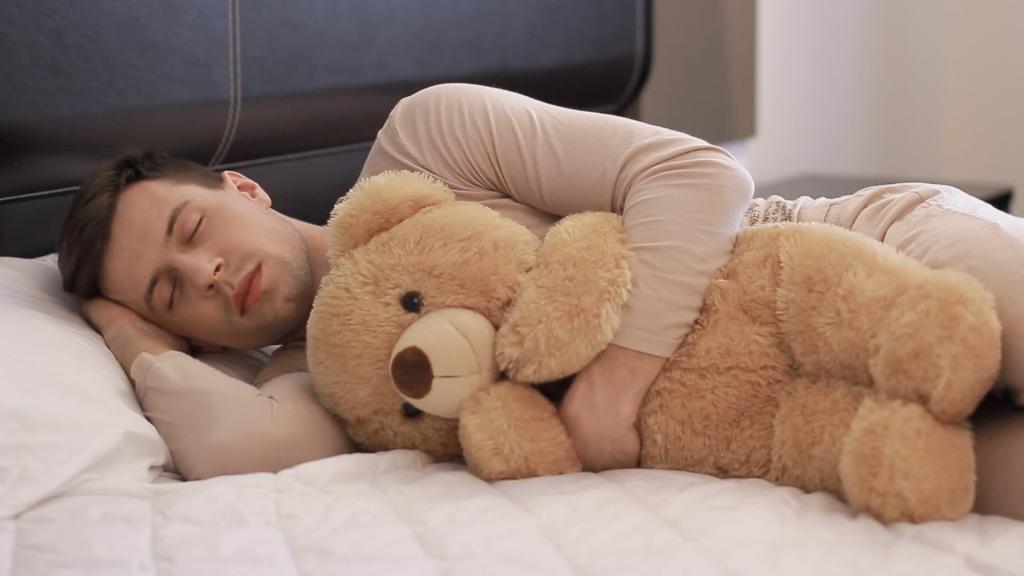 Мужчина спит с медвежонком.