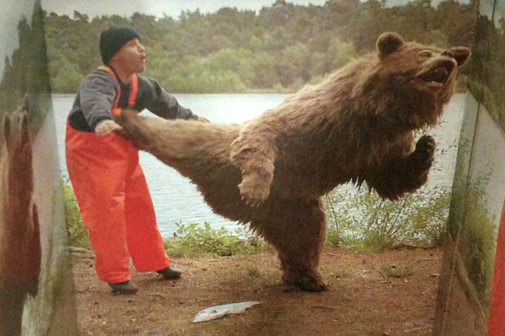 медведь бьет мужчину лапой