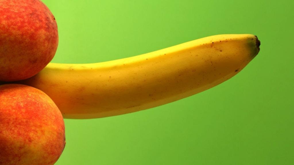 Два персика и банан