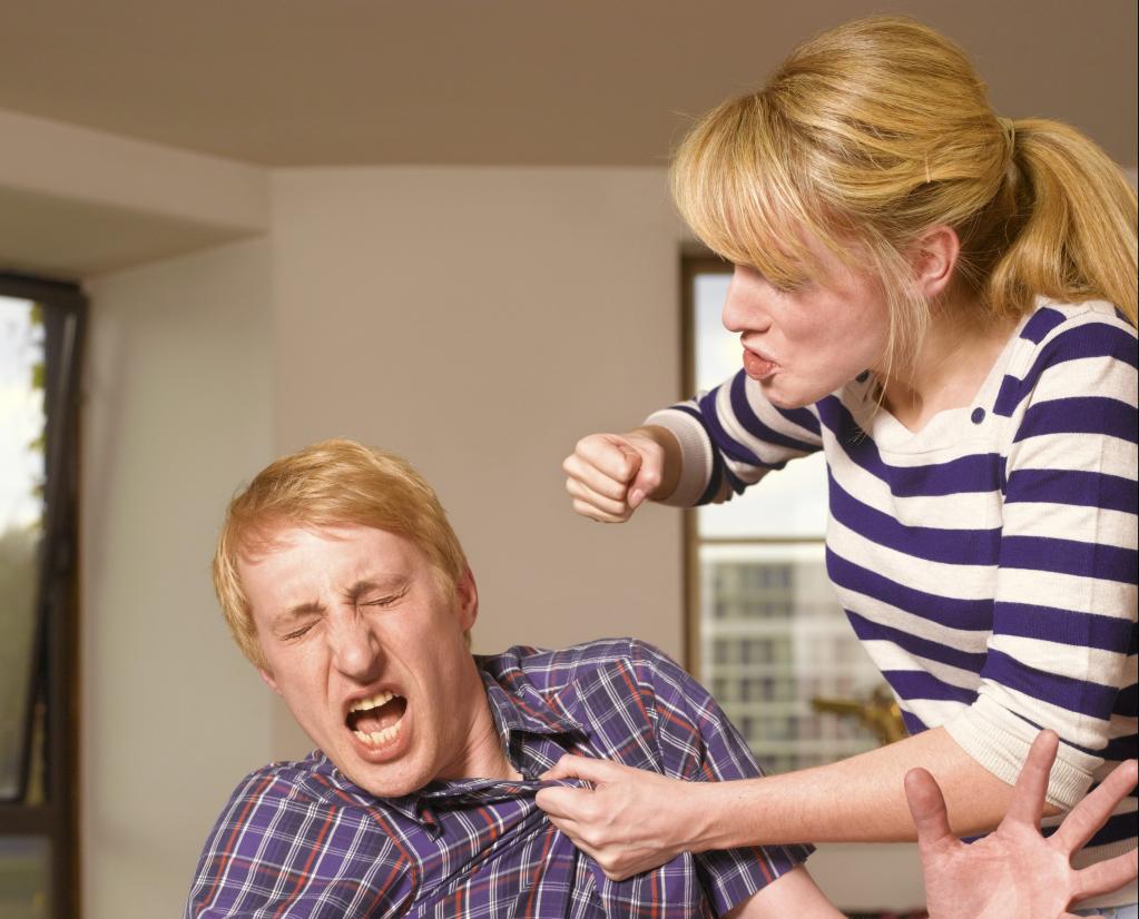 Жена бьет мужа
