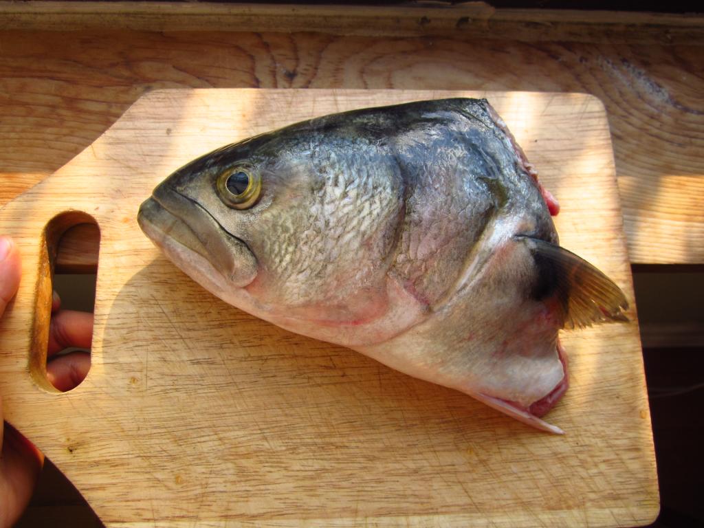 Голова рыбы на разделочной доске