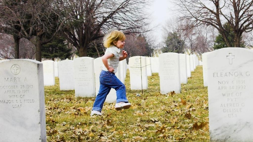 Ребенок на кладбище.