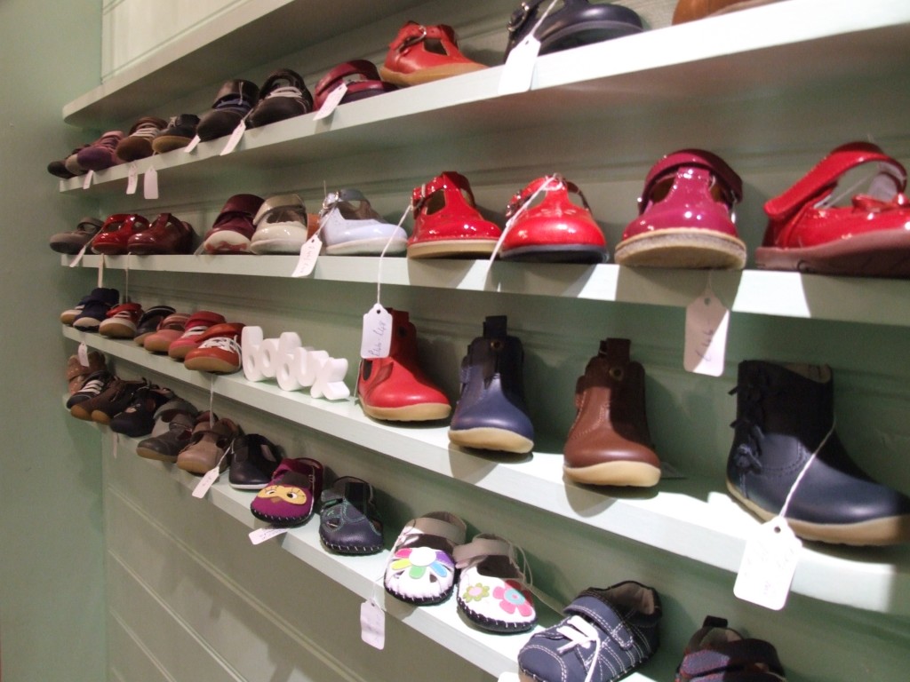 детская обувь на полке в магазине