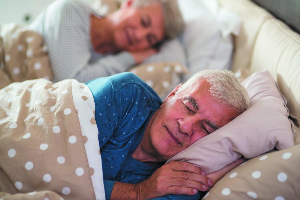 Дедушка с бабушкой спят.