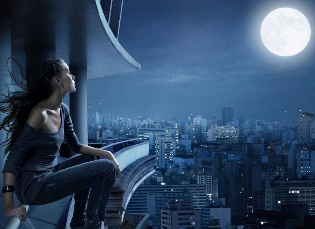 Девушка смотрит на ночной город