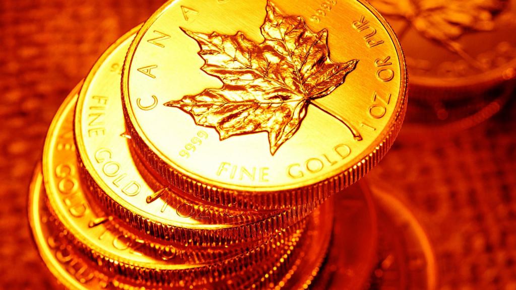 Золотые монеты с кленовым листом.