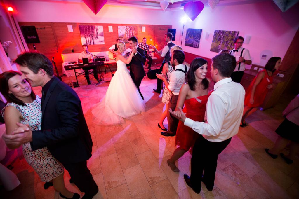 Гости танцуют на свадьбе
