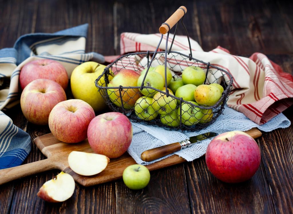 Яблоки в сетке для сбора фруктов.