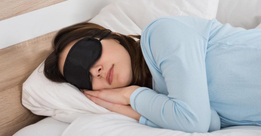 Девушка спит с маской на глазах