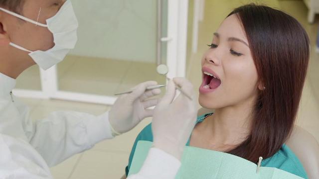 Девушка у стоматолога