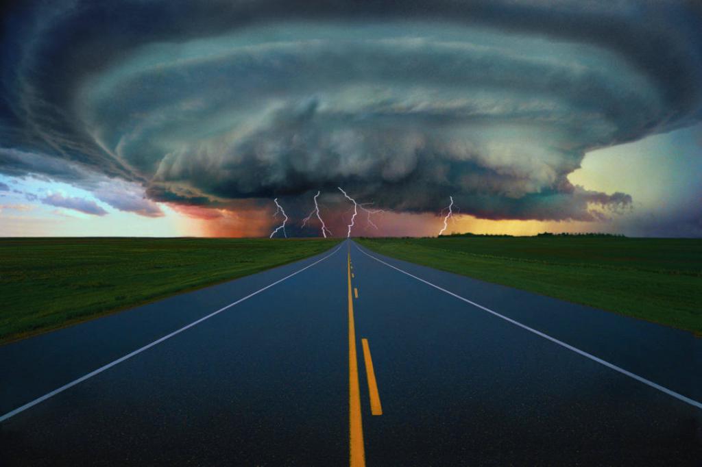 Надвигающийся ураган на дороге