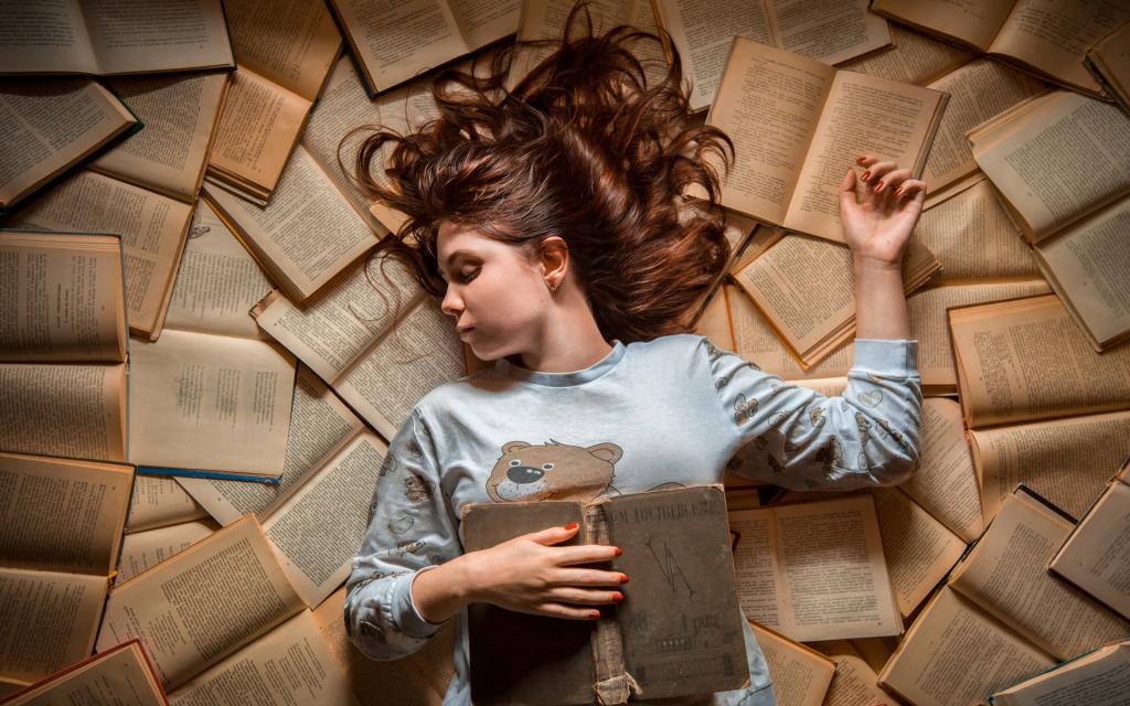Девушка с книгами