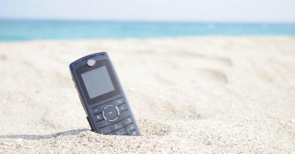 Забытый телефон на пляже