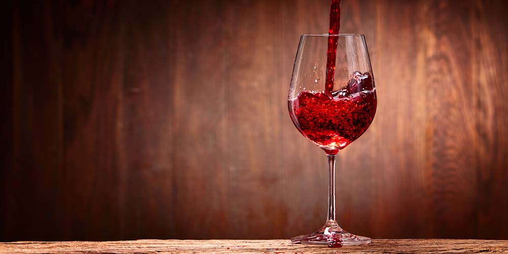 наливать красное вино в бокал