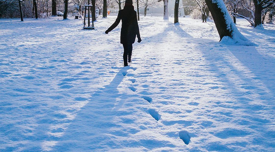 Девушка гуляет по снегу
