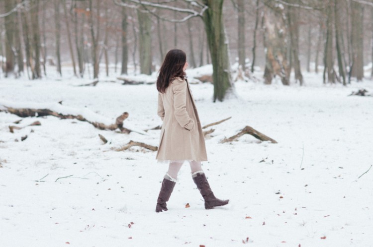 Девушка идет по снегу