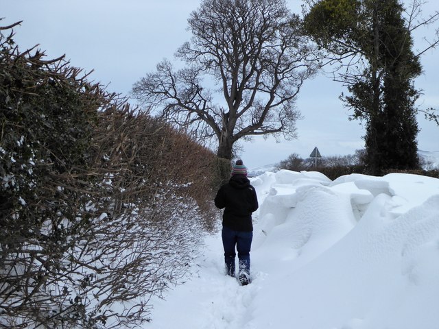 Человек идет по снежным сугробам