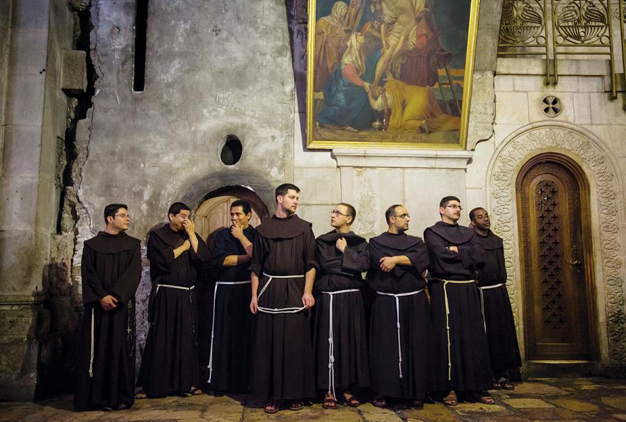Монахи в монастыре