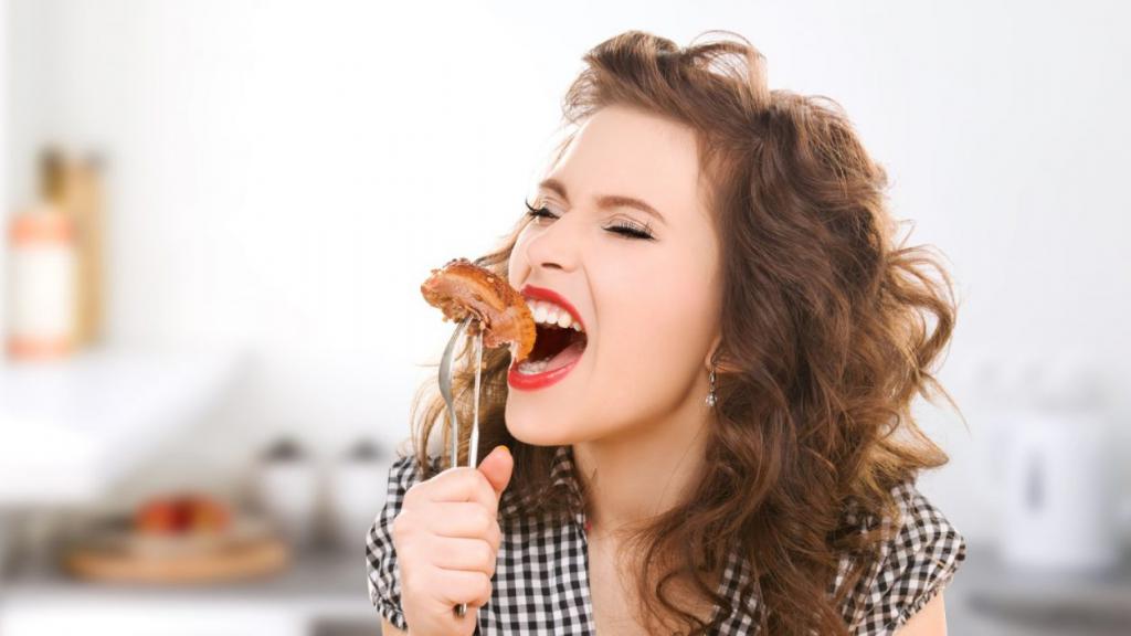 женщина ест мясо во сне