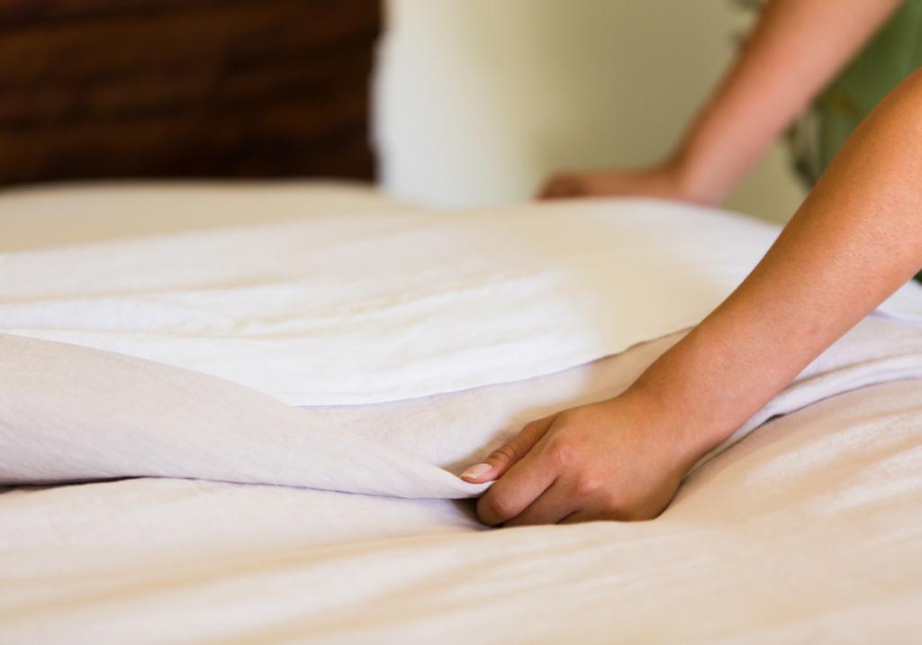 разглаживать руками постельное белье во сне