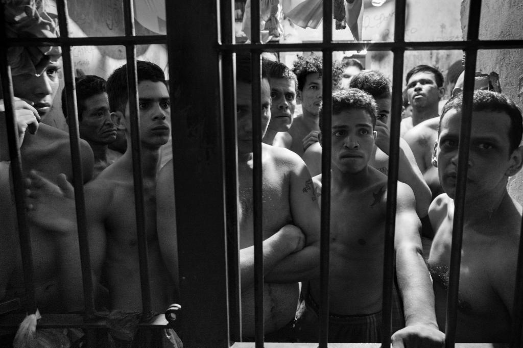 Черно-белое фото заключенных