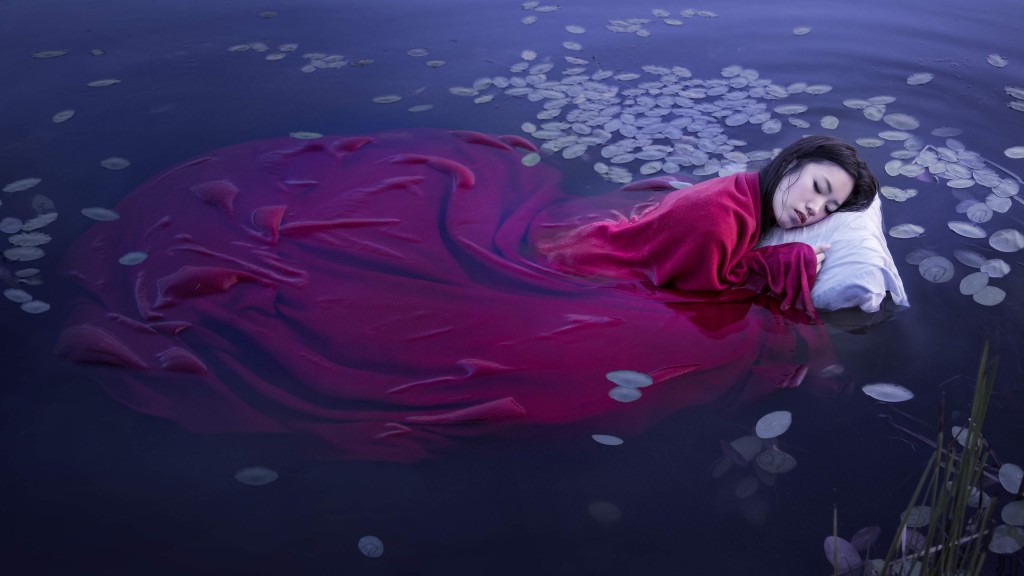 Азиатка спит в воде и видит сон.