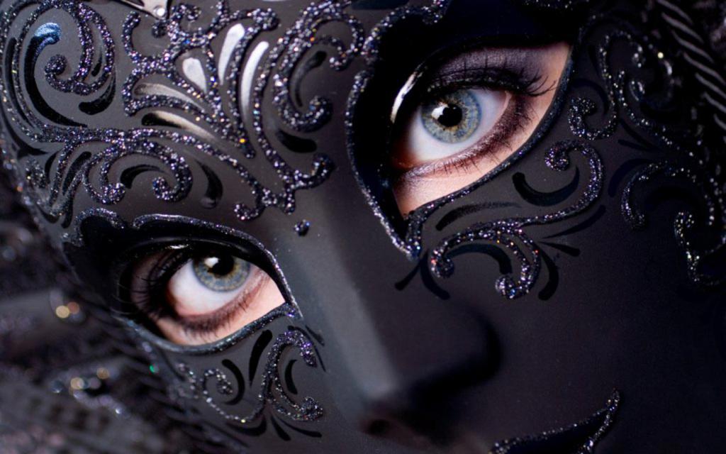 женщина в маске