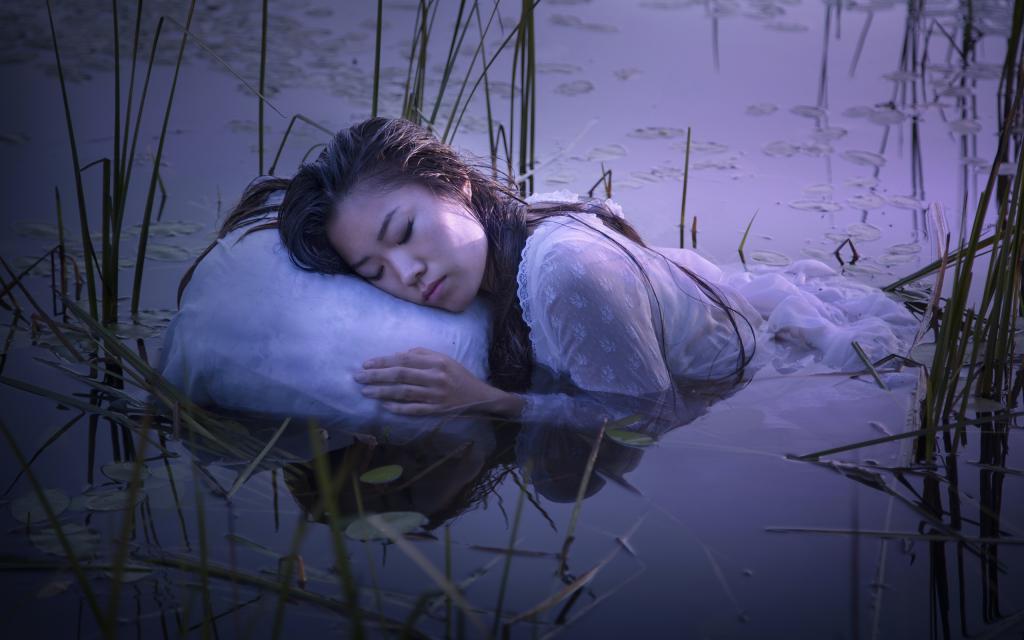 Девушка спит в воде