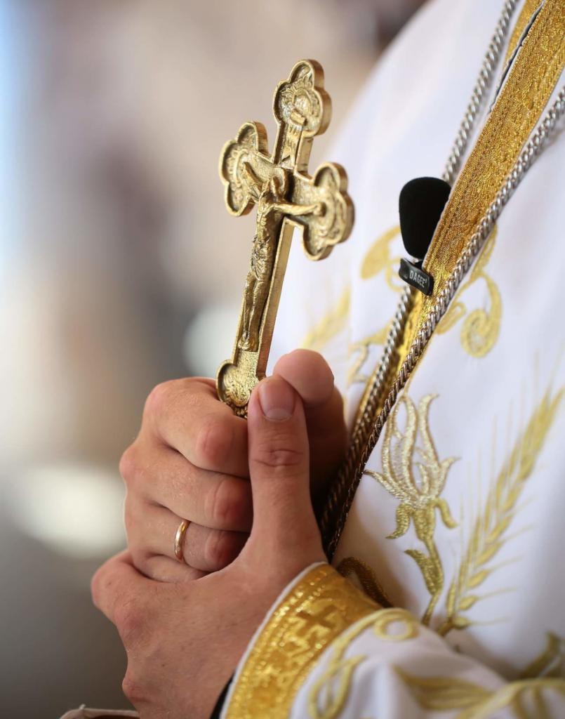 Крест в руках священника