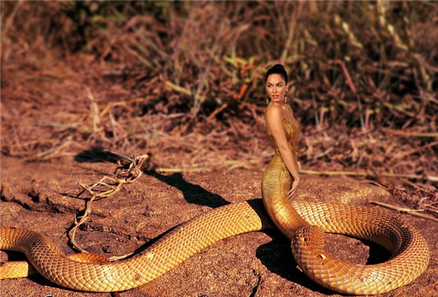 Женщина со змеей