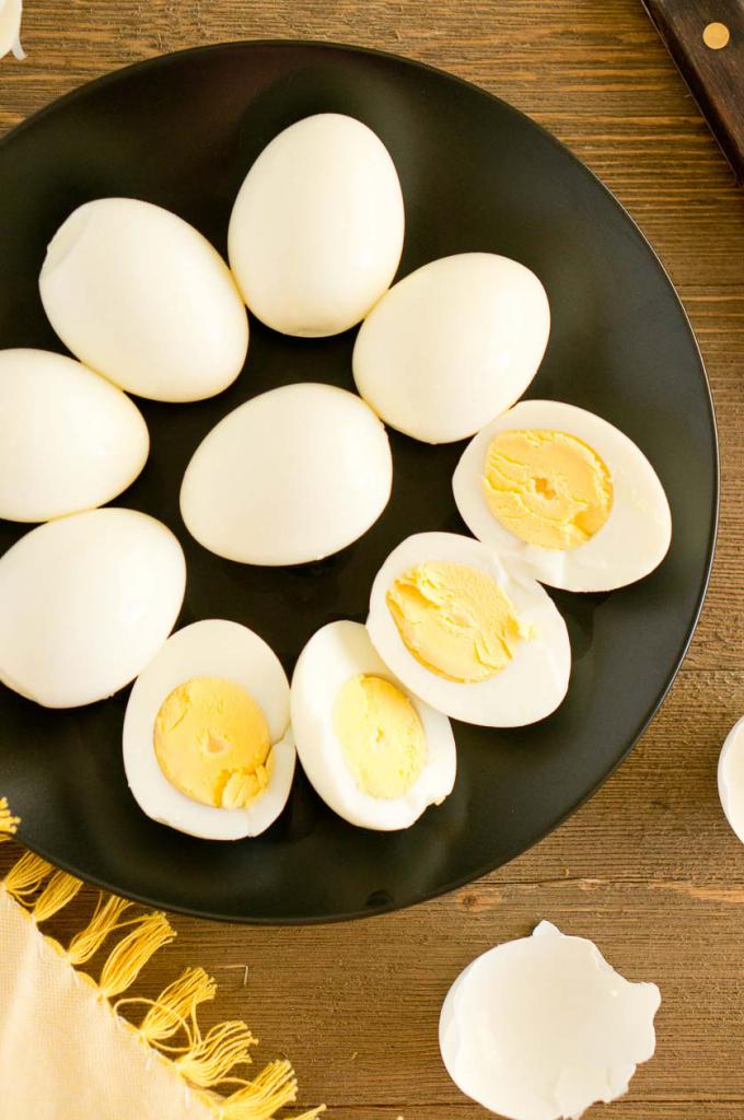 яйца вареные на тарелке