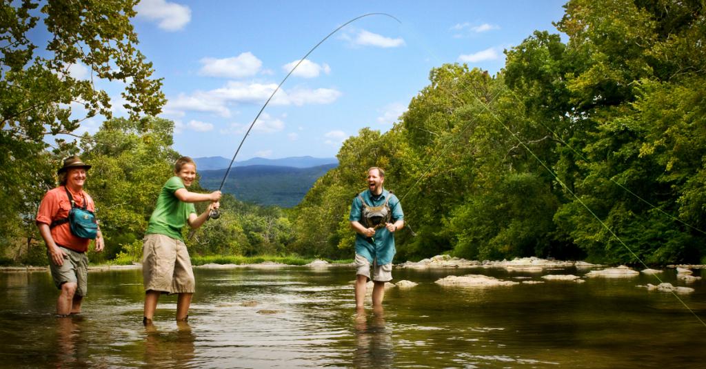 Мужчины ловят рыбу