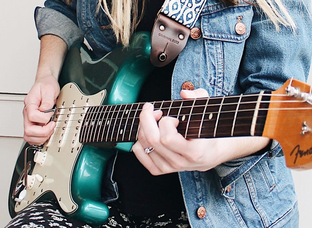сон девушка играет на гитаре